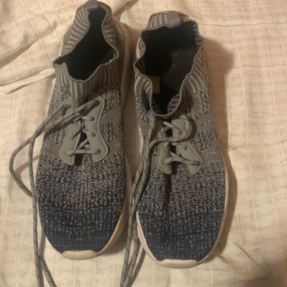 Men’s tennis shoes